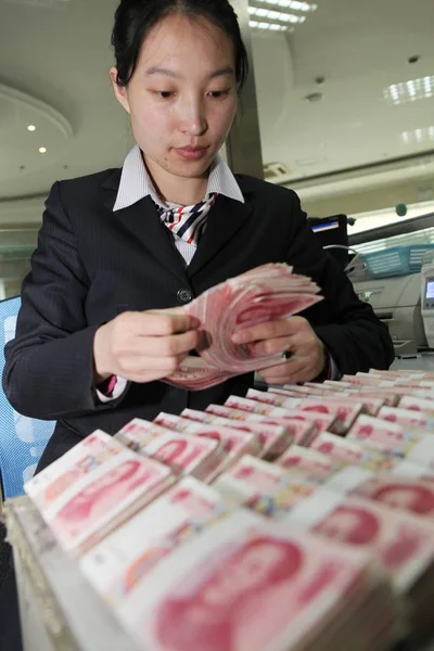 Китайський Чиновник Підраховує Банкноти Юанів Юанів Єни Відділенні Сільських Комерційний — стокове фото