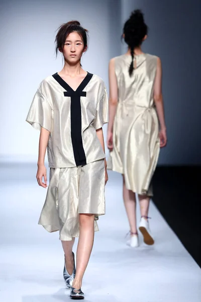 モデルは 2015 上海に上海ロンドンファッションウィークの春 2016 Guangyu ペプシ ファッションショーの新しい作品を表示します — ストック写真
