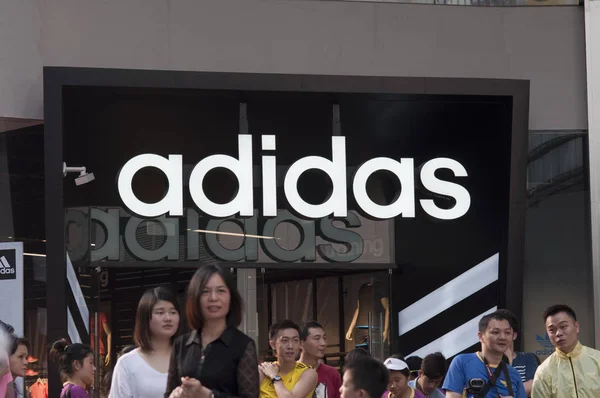 Филе Пешеходы Проходят Мимо Спортивного Магазина Adidas Городе Гуанчжоу Провинция — стоковое фото