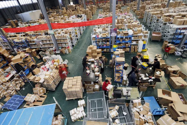 Chinese Workers Package Products Pile Parcels Most Which Online Shopping — Stock Photo, Image