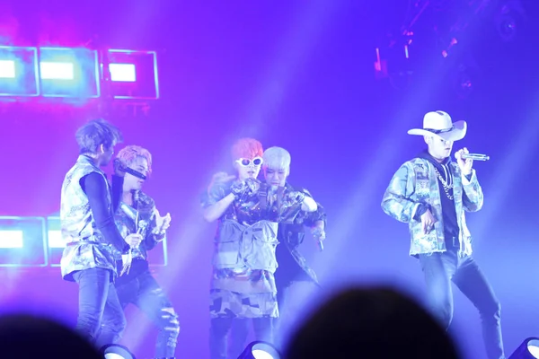 Miembros Del Grupo Chicos Surcoreanos Bigbang Tocan Durante Concierto Made — Foto de Stock