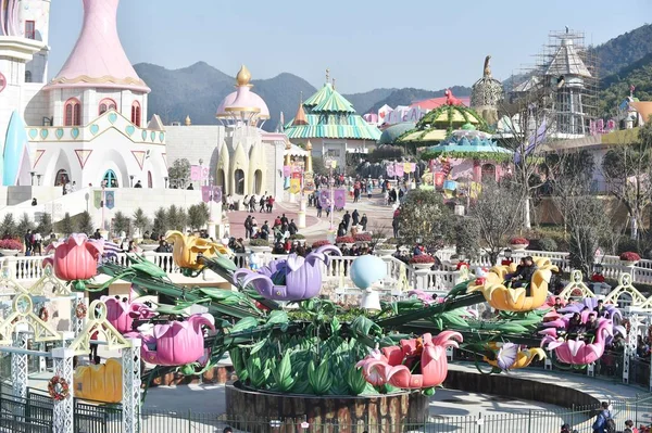 Visitors Have Fun Amusement Ride Hello Kitty Theme Park Anji — стоковое фото