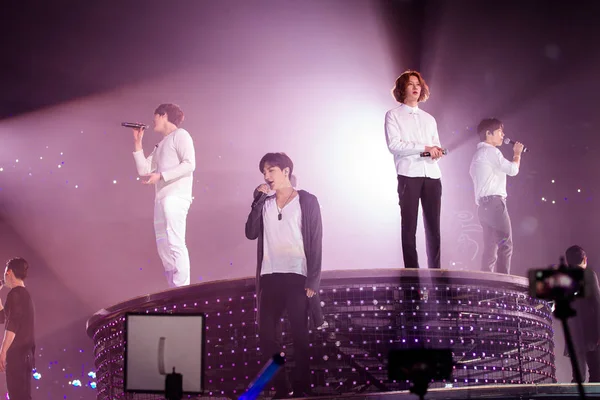 Mitglieder Der Südkoreanischen Popgruppe Super Junior Treten Während Ihres Konzerts — Stockfoto