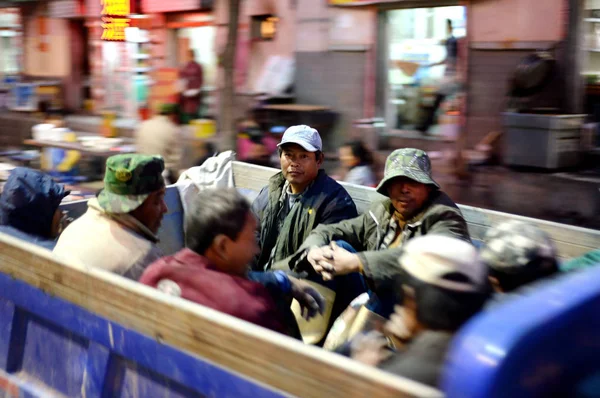 Pojazd Przewożący Pracowników Migrujących Podróżuje Drogach Mieście Jinan Prowincji Shandong — Zdjęcie stockowe
