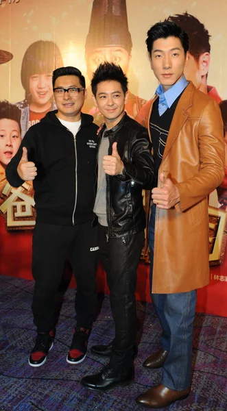 左から 中国の監督で俳優のワン ユエルン 台湾の歌手で俳優のジミー リンと中国のモデルで俳優のチャン リアンは 2015年2月11日に中国 上海で行われた映画 天皇の祝日 の記者会見で親指を立てた — ストック写真