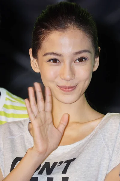 2015年4月28日 在中国上海为阿迪达斯新标签举办的促销活动中 香港模特兼女演员安安帕比摆姿势微笑 — 图库照片