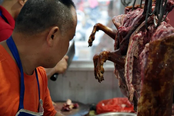 Cozinheiros Cortam Carne Cachorro Restaurante Frente Yulin Dog Eating Festival — Fotografia de Stock