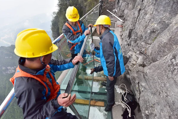 Chinese Workers Install Final Piece Glass Skywalk Cliff Tianmen Mountain — Stock Photo, Image