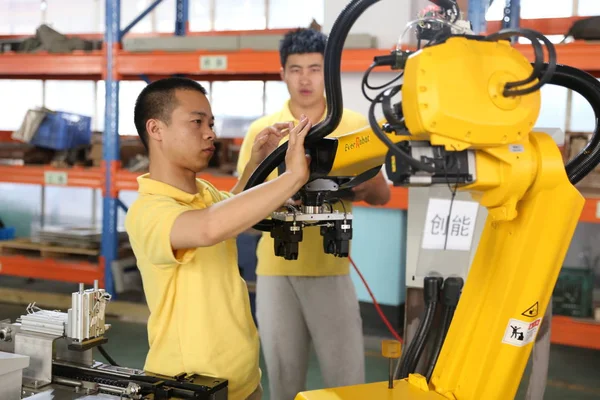 Operai Cinesi Testano Armi Robotiche Nello Stabilimento Zhejiang Everrobot Robotics — Foto Stock