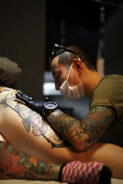 Tatuador Chinês Wang Wenbin Pinta Coxa Cliente Estúdio Tatuagem Shanghai — Fotografia de Stock