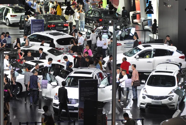 Bezoekers Kijken Audi Cars Infiniti Auto Tijdens Een Auto Tentoonstelling — Stockfoto