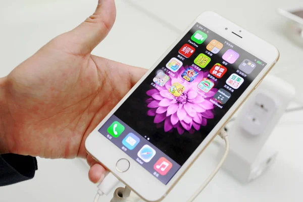 Ένας Πελάτης Δοκιμάζει Iphone Smartphone Της Apple Ένα Κατάστημα Στην — Φωτογραφία Αρχείου