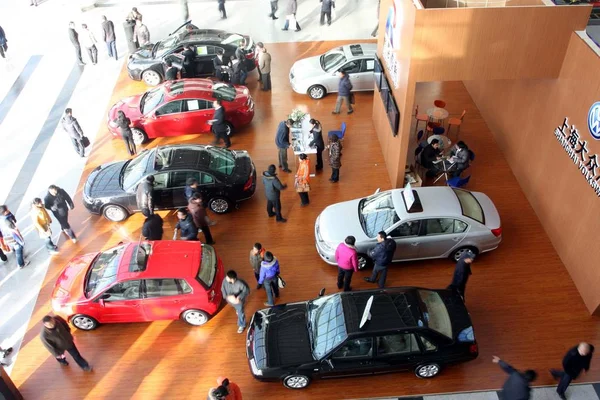 Acheteurs Chinois Achètent Des Voitures Lors Une Foire Automobile Dans — Photo