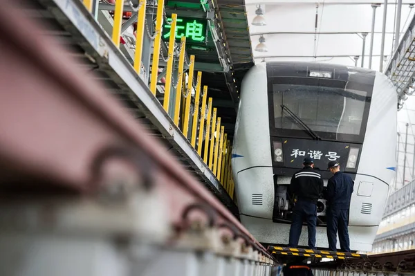 Tehnicienii Chinezi Examinează Tren Glonț Crh China Railway High Speed — Fotografie, imagine de stoc