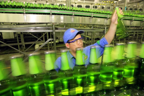 Chinese Worker Picks Bottle Beer Monitors Beer Production Line Brewery — Stock Photo, Image