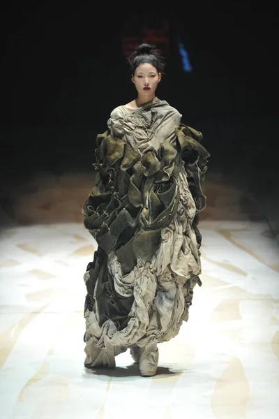Modell Visar Skapelse Defan Modevisning Den Kina Fashion Week Vår — Stockfoto