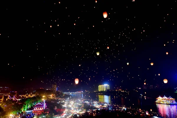 2015年4月13日 在中国西南部的云南省西双版纳藏族自治州景洪市 天空灯笼 又称孔明灯笼 被放飞 以庆祝第1377个少数民族的新年 — 图库照片