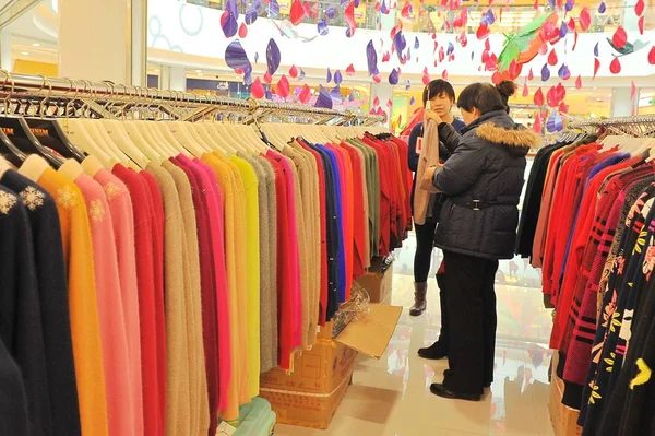 2014年12月9日 中国東部山東省青島市のショッピングモールで洋服を買う客 — ストック写真