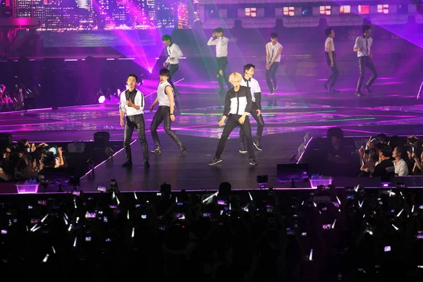 Miembros Del Grupo Chicos Surcoreano Chino Exo Actúan Durante Concierto — Foto de Stock