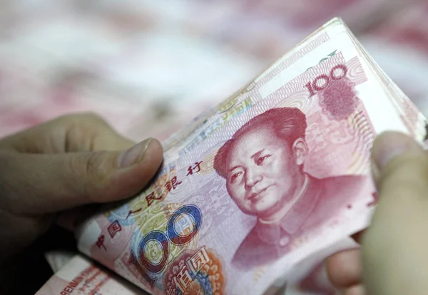 Китайский Клерк Подсчитывает Банкноты Юаня Банке Округа Ганью Город Ляньюньган — стоковое фото
