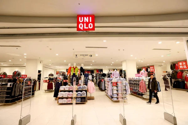 Toko Pelanggan Sebuah Toko Uniqlo Shanghai China Januari 2015 — Stok Foto