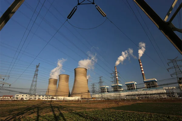 Humo Vapor Descargan Las Chimeneas Torres Refrigeración Una Central Eléctrica — Foto de Stock