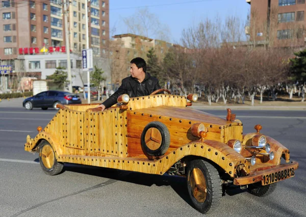 Carpintero Chino Liu Fulong Prueba Conduce Tercer Coche Eléctrico Madera — Foto de Stock