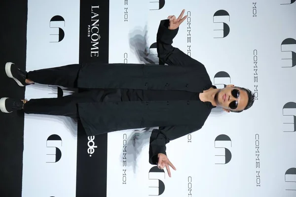 Aktor Chiński Deng Chao Pozach Podczas Pokazu Mody Comme Moi — Zdjęcie stockowe