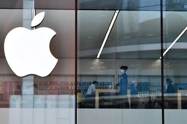 Los Clientes Están Compras Apple Store Centro Comercial Shenyang Joy — Foto de Stock