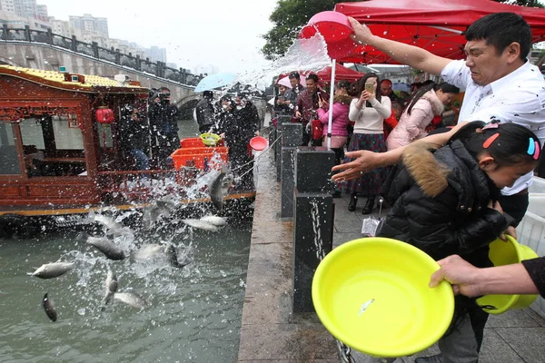 People Pour Fish River Celebrate First Day Business Chinese Lunar — стоковое фото