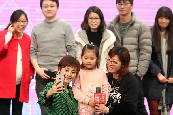 Aktris Cina Sun Kiri Depan Mengambil Selfie Dengan Penggemar Selama — Stok Foto