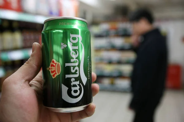 File Zákaznický Obchod Pivem Carlsbergu Supermarketu Šanghaji Čína Březen 2013 — Stock fotografie