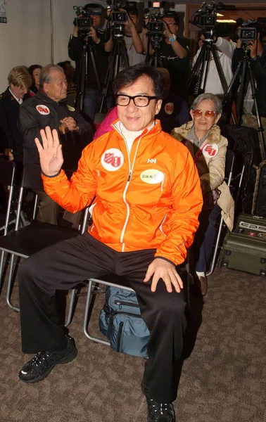 Hong Kong Akční Hvězda Jackie Chan Vpředu Vlny Charitativní Akci — Stock fotografie