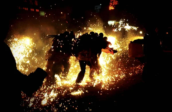 Animadores Chinos Realizan Una Danza León Medio Fuegos Artificiales Para —  Fotos de Stock