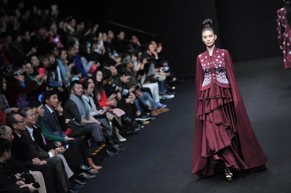 Een Model Toont Een Nieuwe Creatie Van Modeontwerper Shiyong Tijdens — Stockfoto