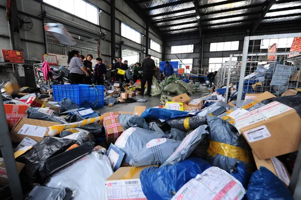 Chinese Workers Sort Parcels Most Which Online Shopping Distribution Center — Stock Photo, Image