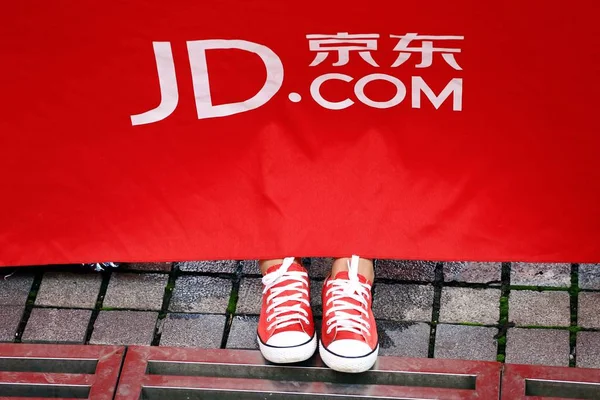 File Egy Hirdetést Kínai Online Kiskereskedő Com Képen Egy Utcában — Stock Fotó