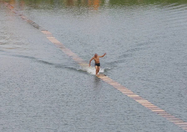 2015年8月29日 中国东南部福建省泉州市曹邦水库 中国少林僧人石丽良在水面上的木板上奔跑 — 图库照片
