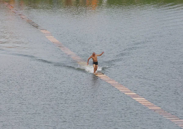 Monaco Cinese Shaolin Shi Liliang Corre Tavole Legno Sull Acqua — Foto Stock