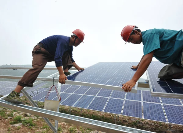Trabajadores Chinos Instalan Paneles Solares Una Central Fotovoltaica Ciudad Zaozhuang — Foto de Stock