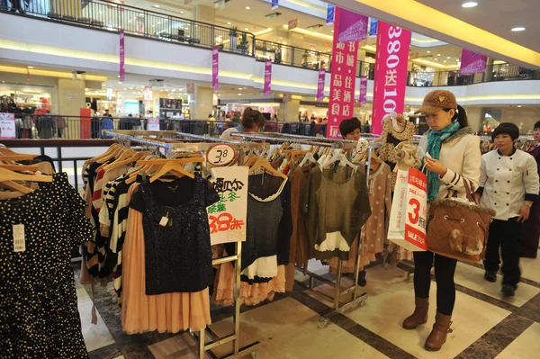 Müşteriler Shenyang Kentinde Bir Alışveriş Merkezinde Satışa Giysi Satın Kuzeydoğu — Stok fotoğraf