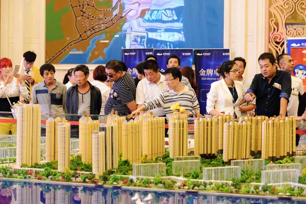 Homebuyers Chinês Olhar Para Modelos Habitação Projeto Imobiliário Residencial Uma — Fotografia de Stock
