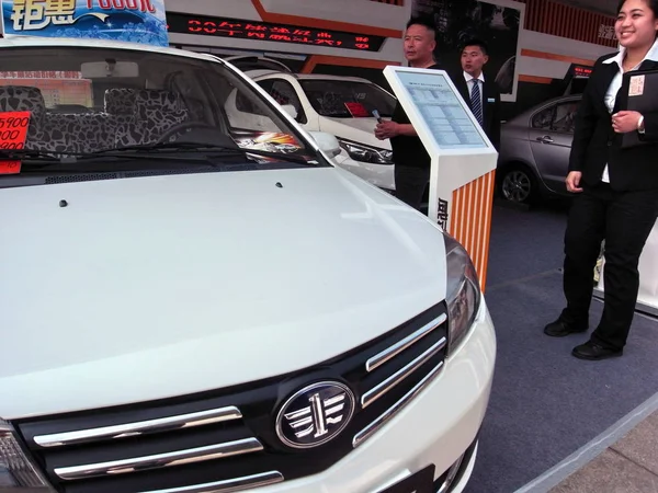 Funcionário Chinês Visto Stand Faw Volkswagen Uma Joint Venture Entre — Fotografia de Stock