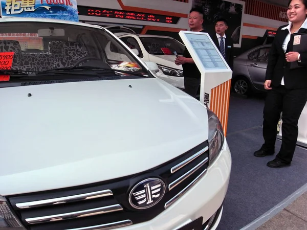 Empleado Chino Visto Stand Faw Volkswagen Una Empresa Conjunta Entre — Foto de Stock