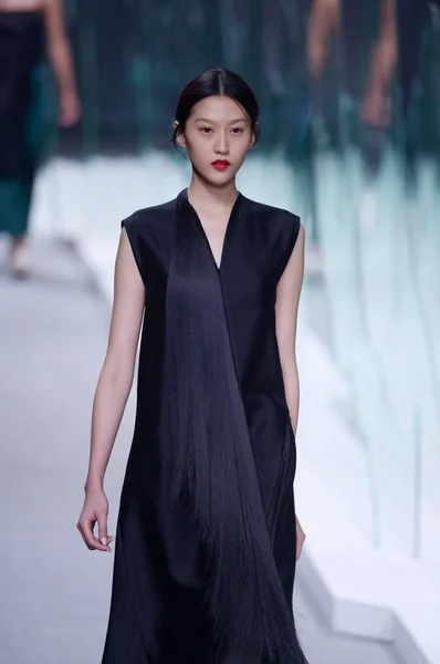 Mannequin Présente Une Nouvelle Création Designer Chinois Zhu Chongyun Lors — Photo