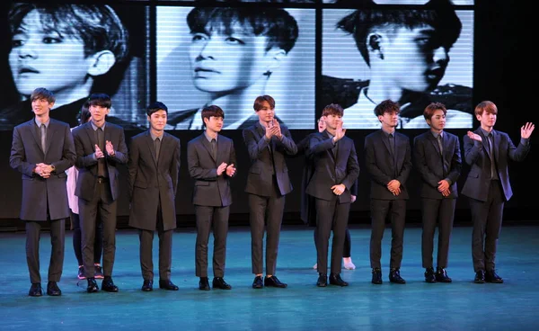 Członkowie Grupy Południowo Koreański Chiński Chłopiec Exo Stanowią Ich Pierwszym — Zdjęcie stockowe