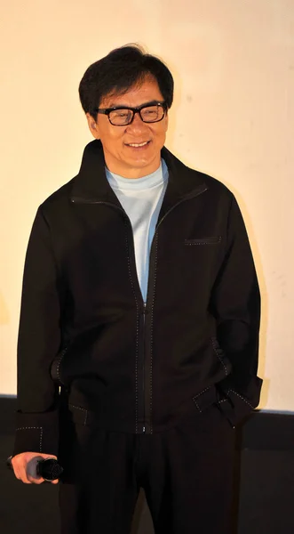 香港功夫巨星成龙在中国中部湖北省武汉市为他的新片 举行的新闻发布会上摆姿势 — 图库照片
