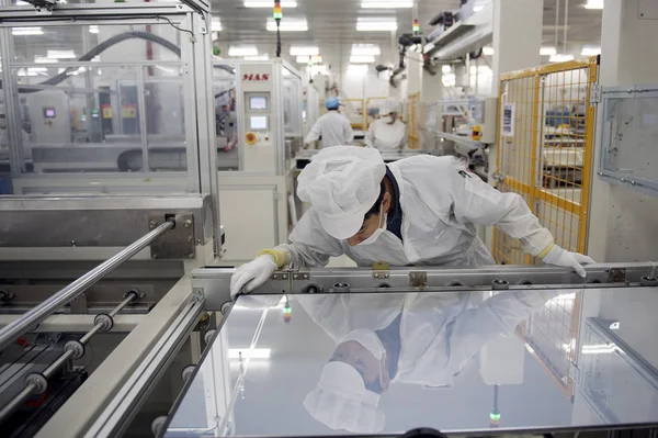 Trabalhador Chinês Verifica Células Solares Fábrica Zhejiang Changxing Hanergy Solar — Fotografia de Stock