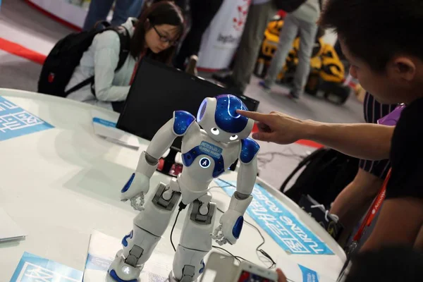 2015年5月26日 在中国上海举行的亚洲国际消费电子展 Ces Asia 一位访客与图灵人形机器人互动 — 图库照片