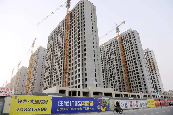 Chinese Cyclist Rides His Electric Bike New High Rise Apartment — Stock Photo, Image